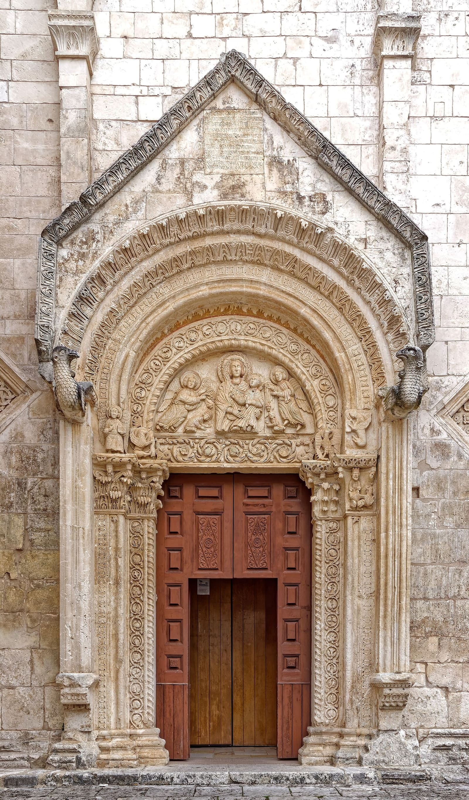 das Portal von Santa Maria Maggiore, mit der Madonna in der Lünette