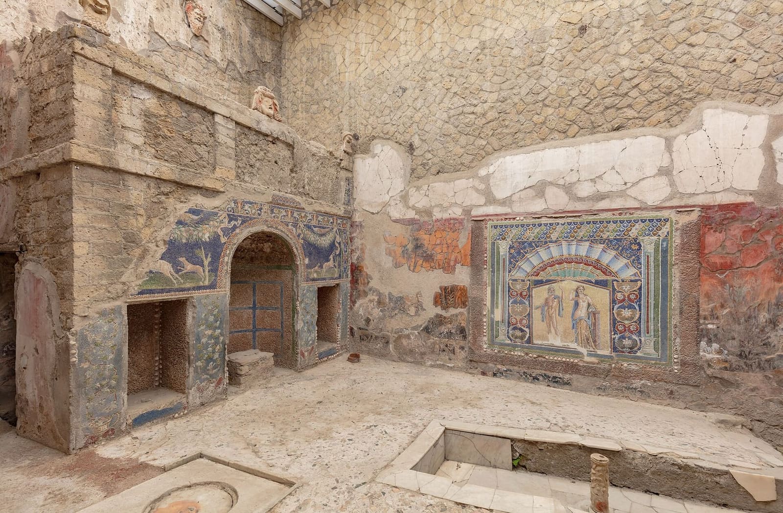 il ninfeo a mosaico della Casa di Nettuno e Anfitrite, con la vasca