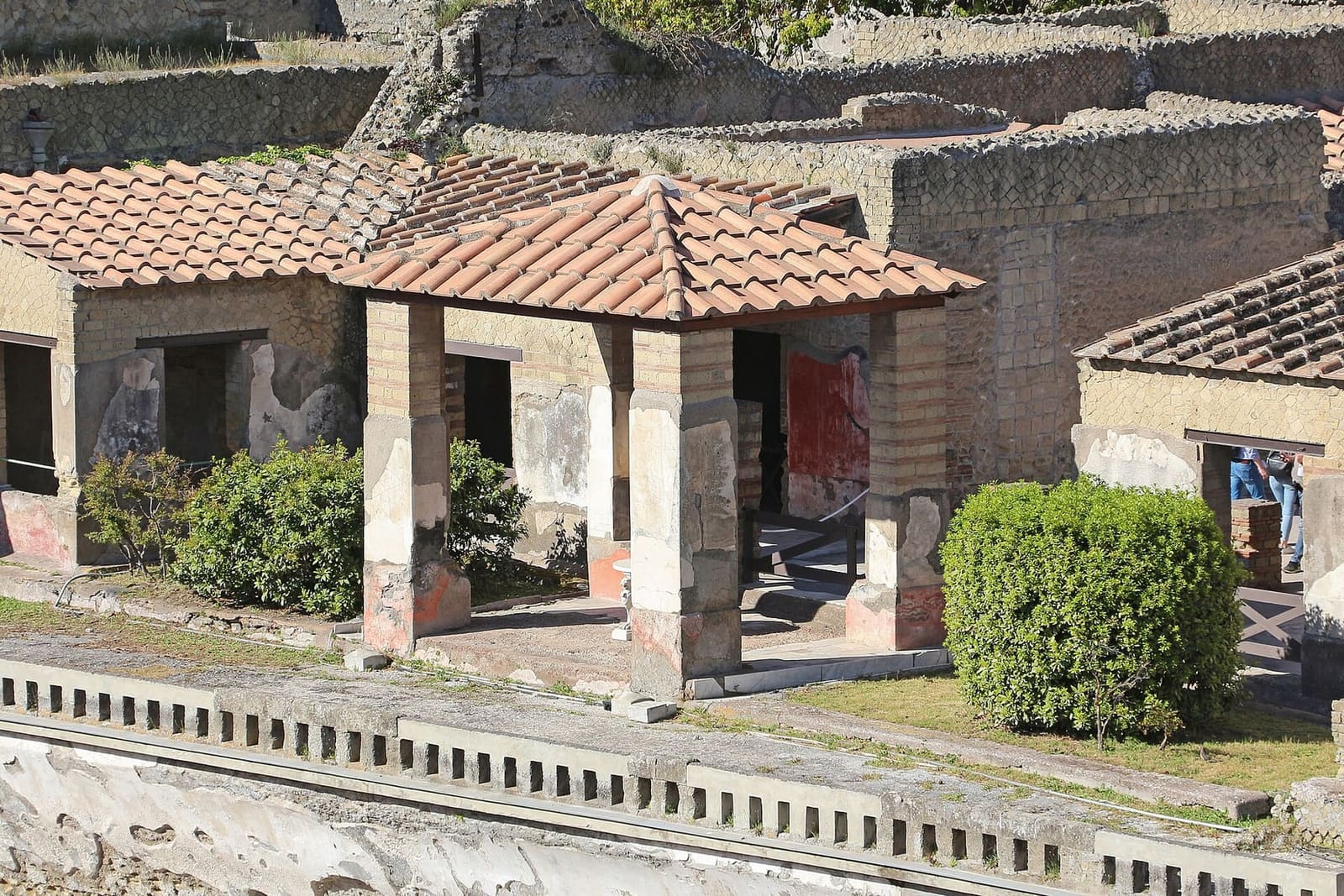 il pergolato con il tetto di tegole nel giardino della Casa dei Cervi