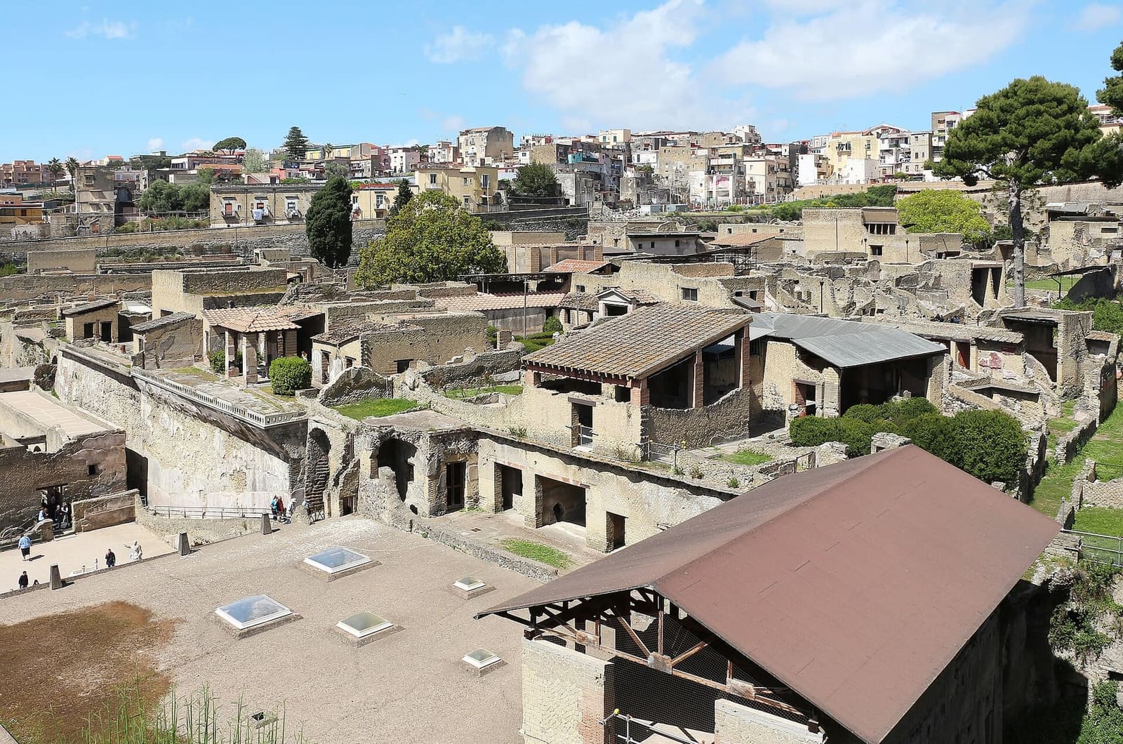 gli scavi dall'alto, con la città di oggi sopra e la tettoia del padiglione