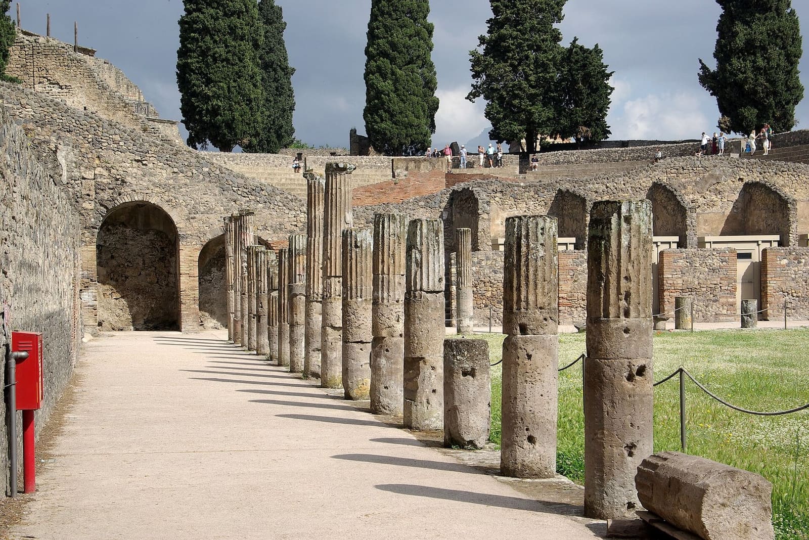 the quadriporticus of the theatres, with its columns in a row along the lawn