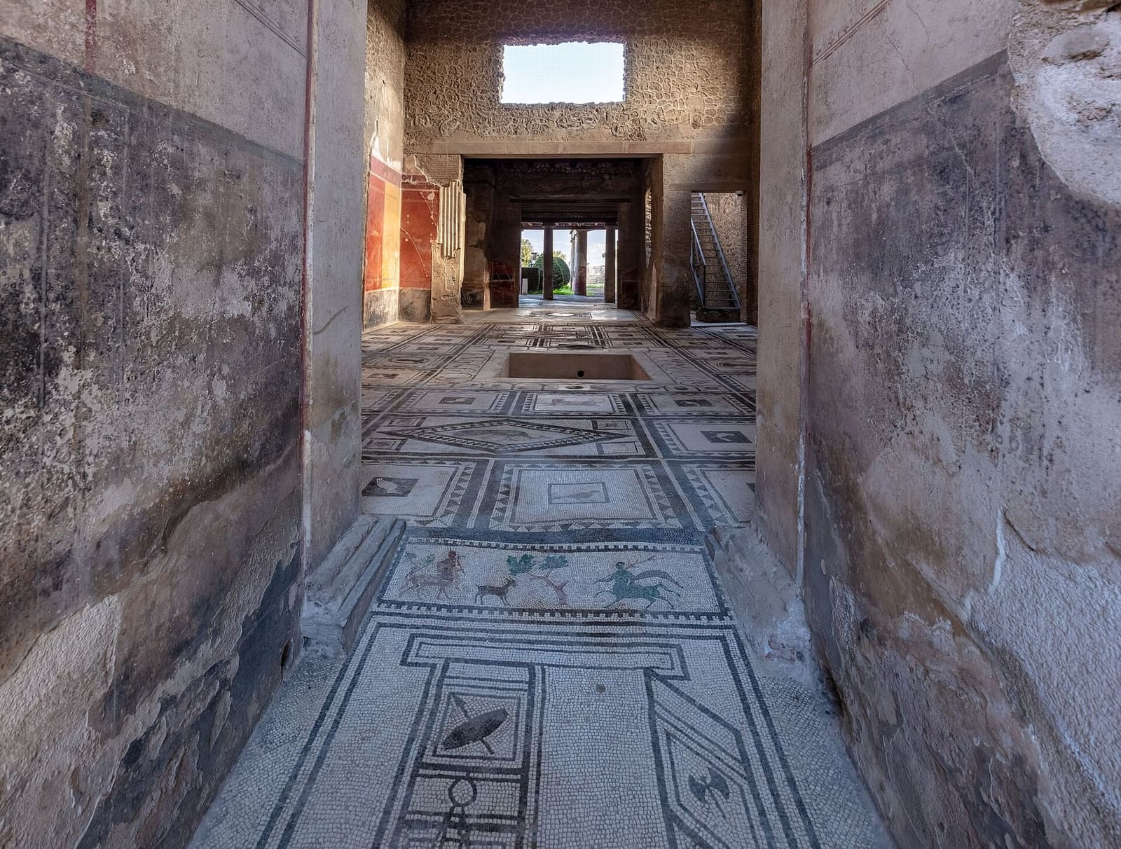 the mosaics with animals in the entrance of the Casa di Paquio Proculo, which today can be seen only from outside, in March