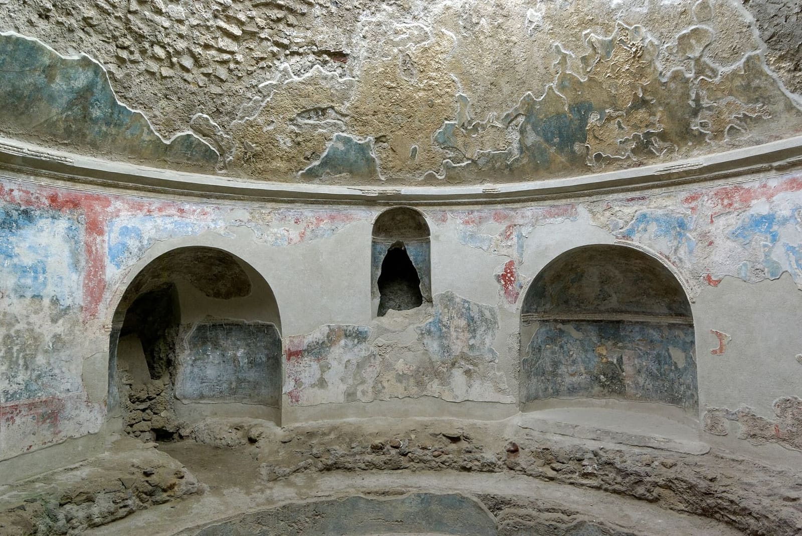 a round room in the Stabian Baths, with niches and blue plaster