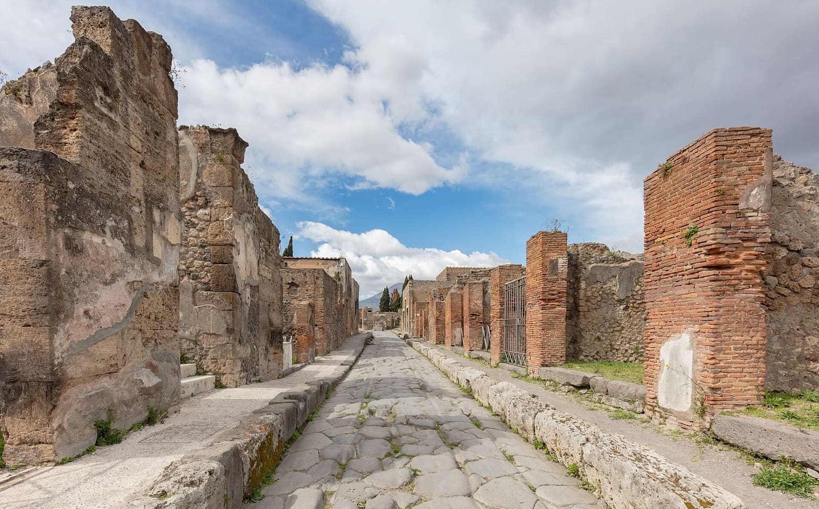 via Consolare, paved, between the walls of the houses, in March