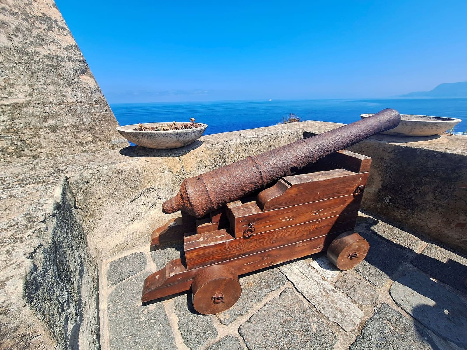 a cannon on the castle bastions, above the sea