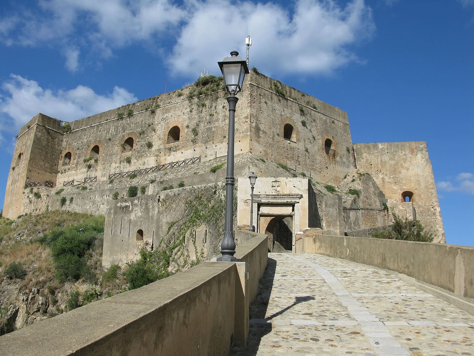 the bridge leading to the entrance of the Castello Ruffo