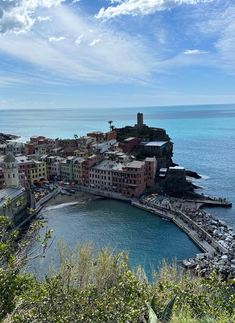 Vernazza dal punto panoramico del sentiero, il porticciolo e la torre del castello sullo sperone