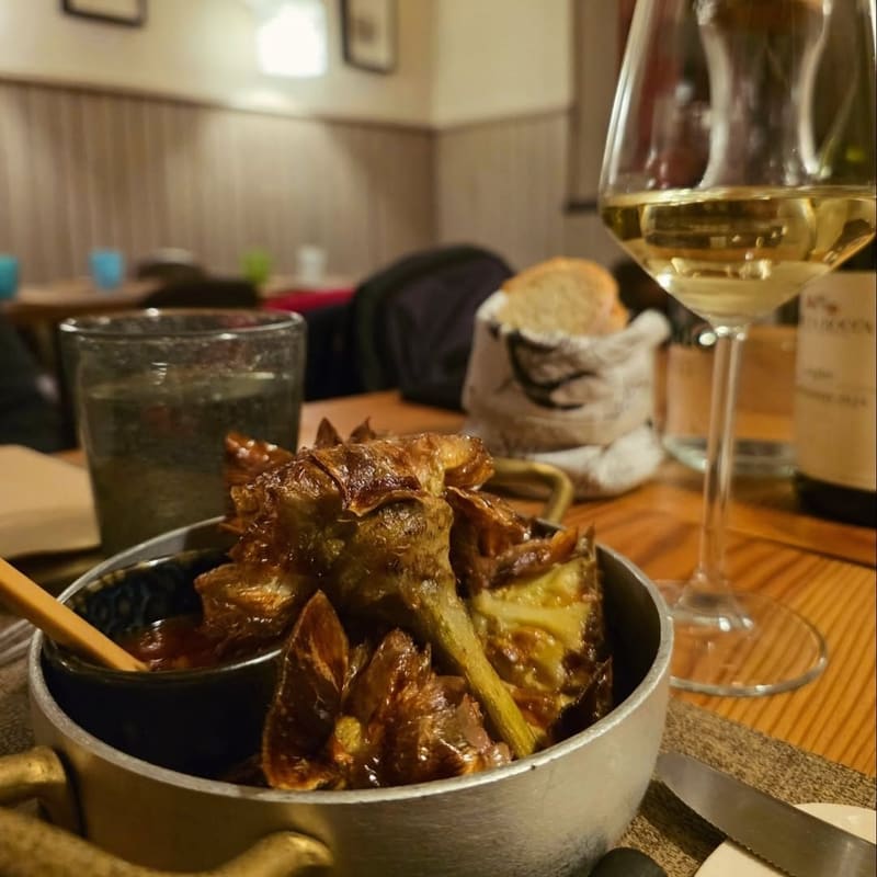 la cena in paese, un pentolino di verdure e un calice di bianco