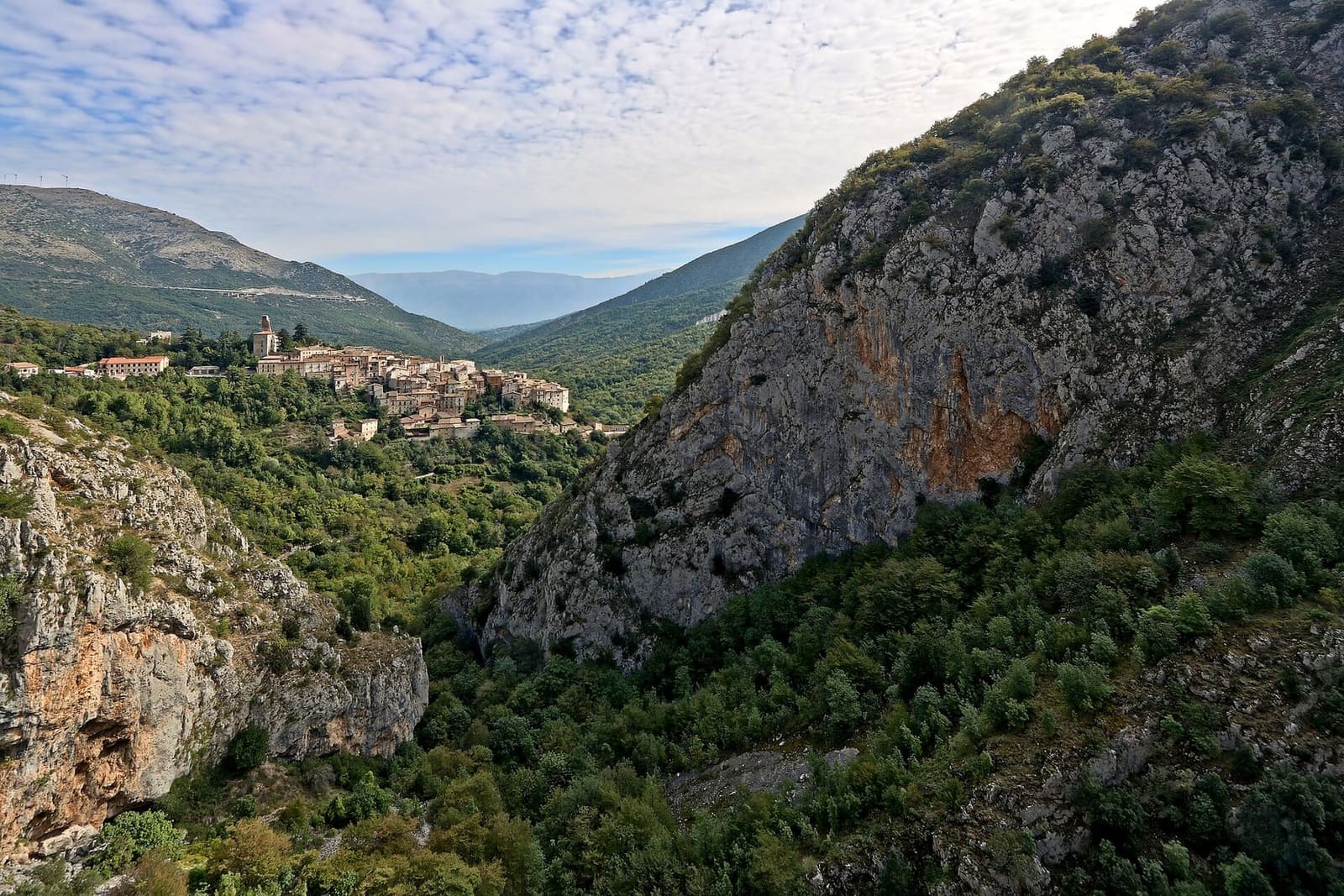 Anversa degli Abruzzi seen from the gorges of the Sagittario