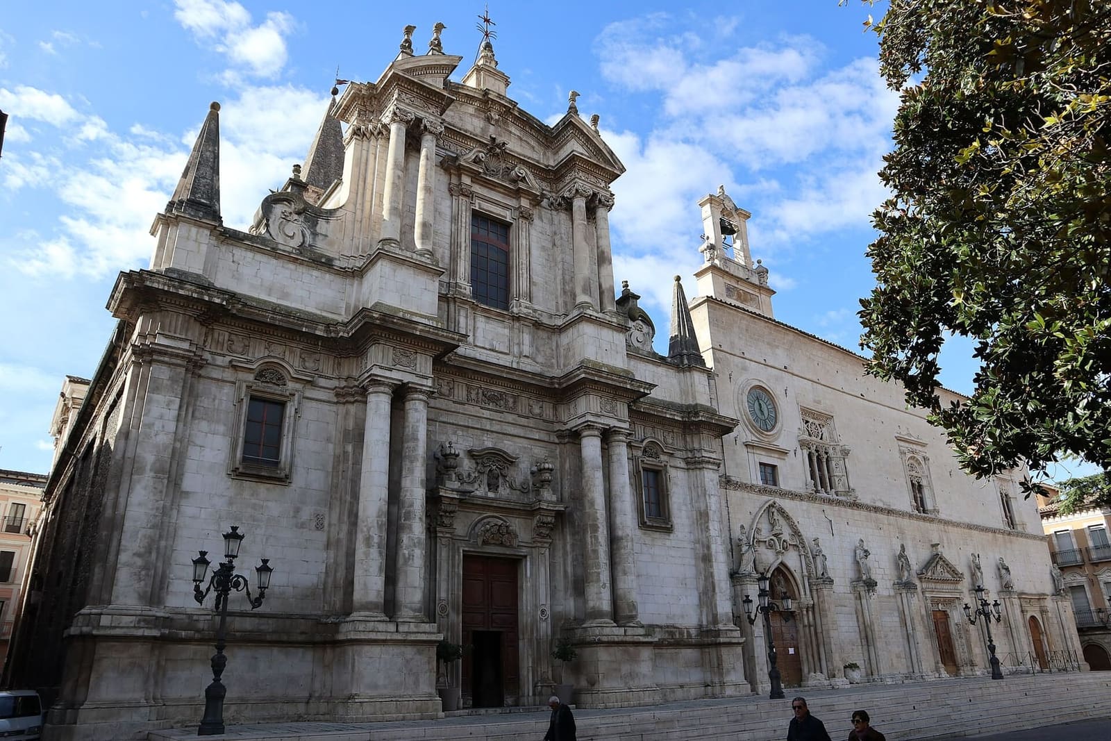 the Baroque church and the Gothic palazzo of the Santissima Annunziata on corso Ovidio