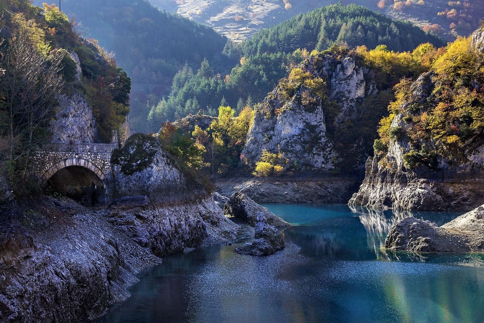 the gorges of the Sagittario in autumn, carved by the river into the limestone