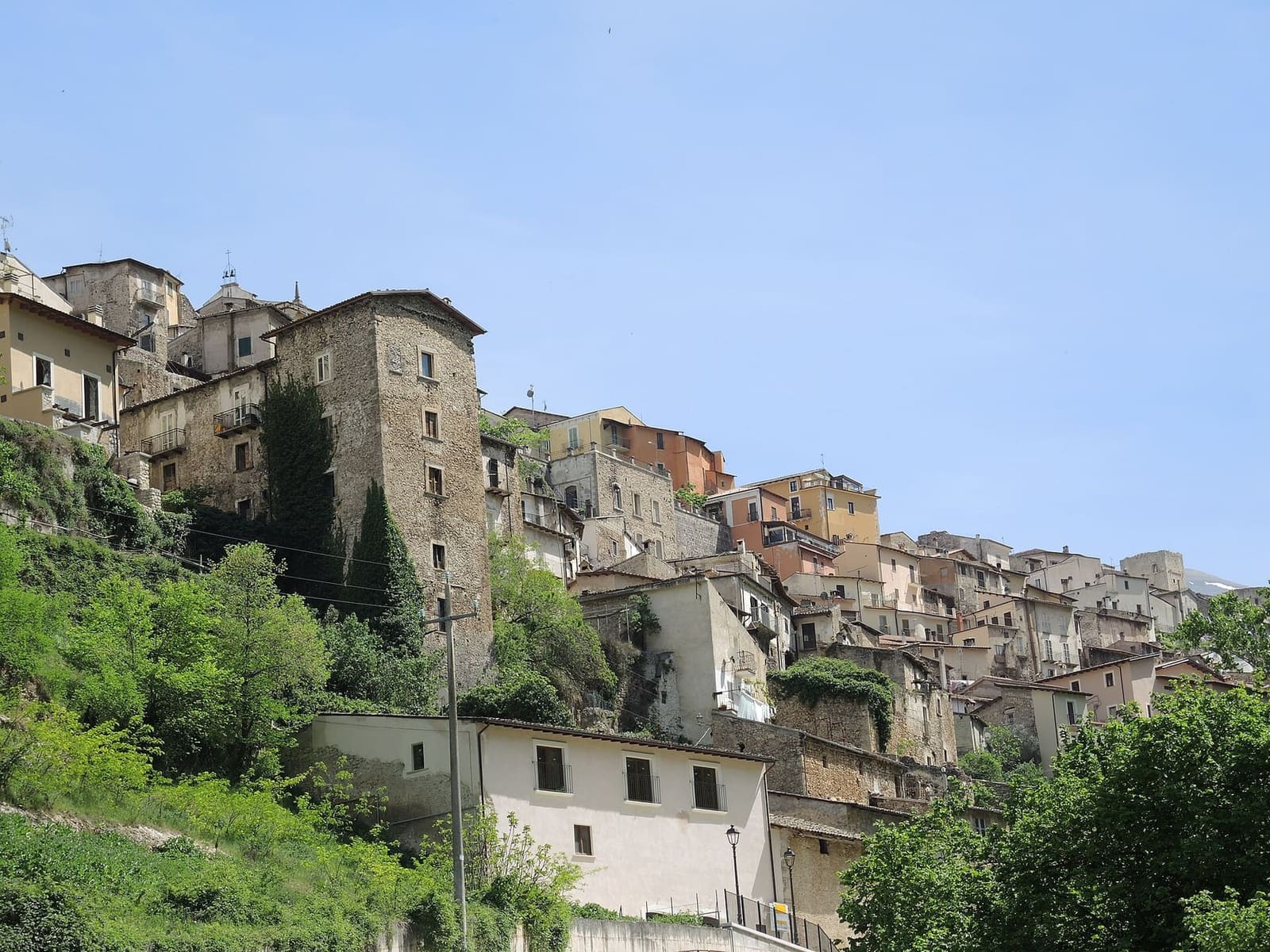 the stone houses of Pettorano sul Gizio on the side of the mountain