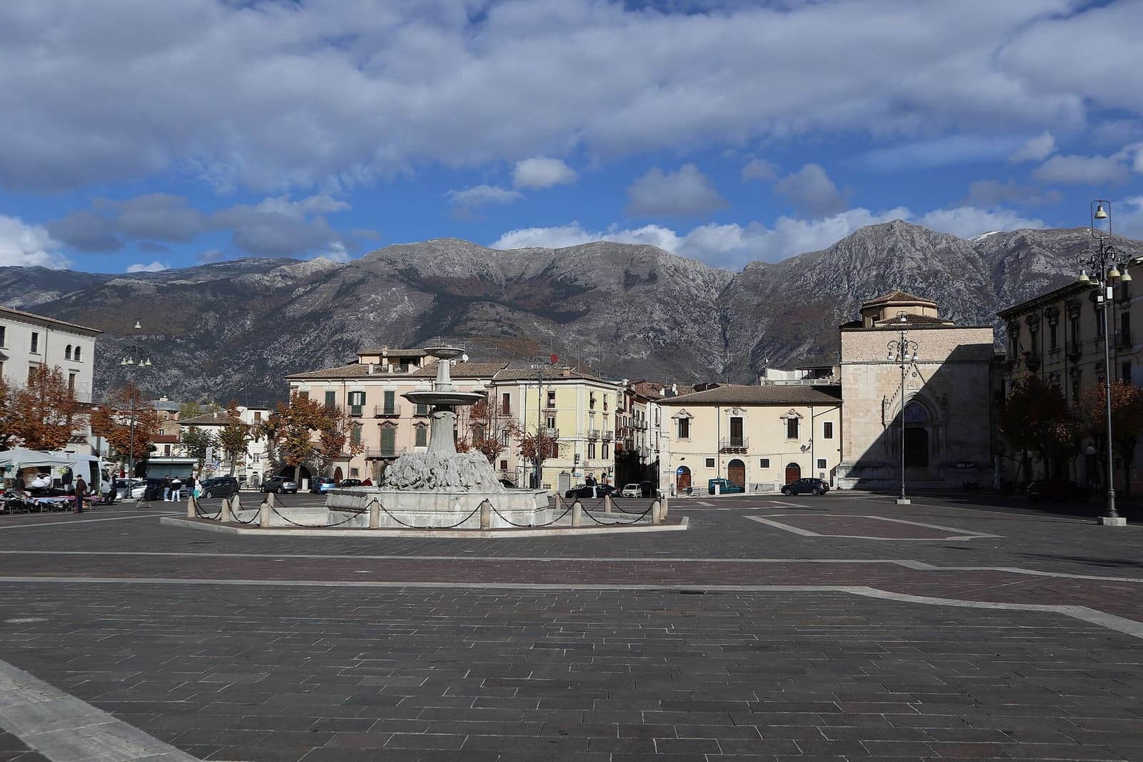 piazza Garibaldi with the fountain in the middle and the Morrone behind the houses