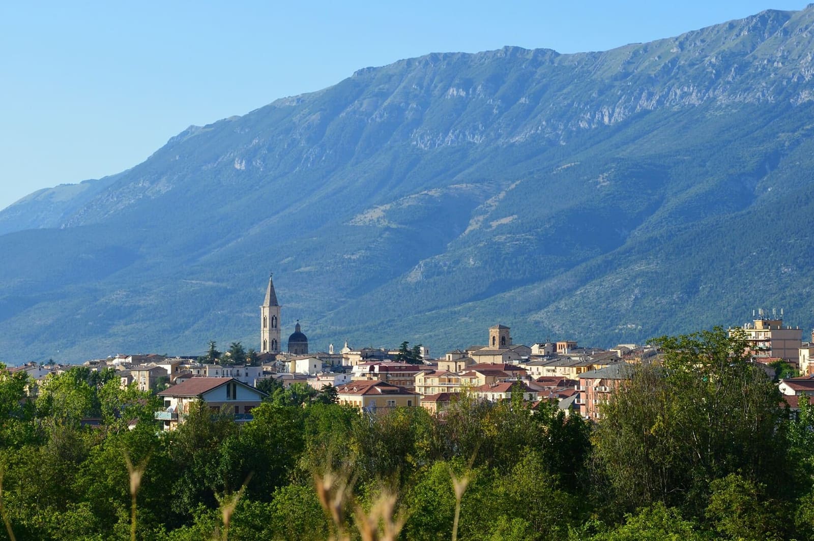 Sulmona seen from outside the city, with the bell tower of the Annunziata at the foot of the mountain
