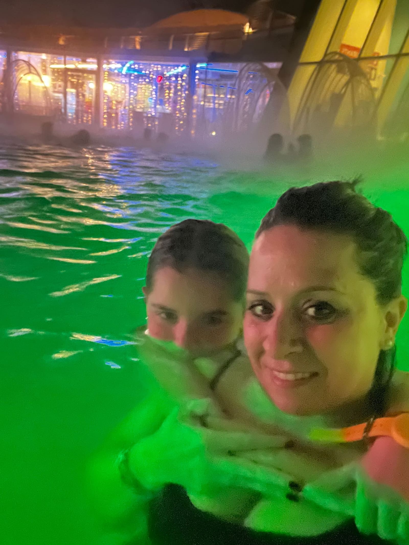 selfie nell'acqua termale, sopra di noi un cielo stellato