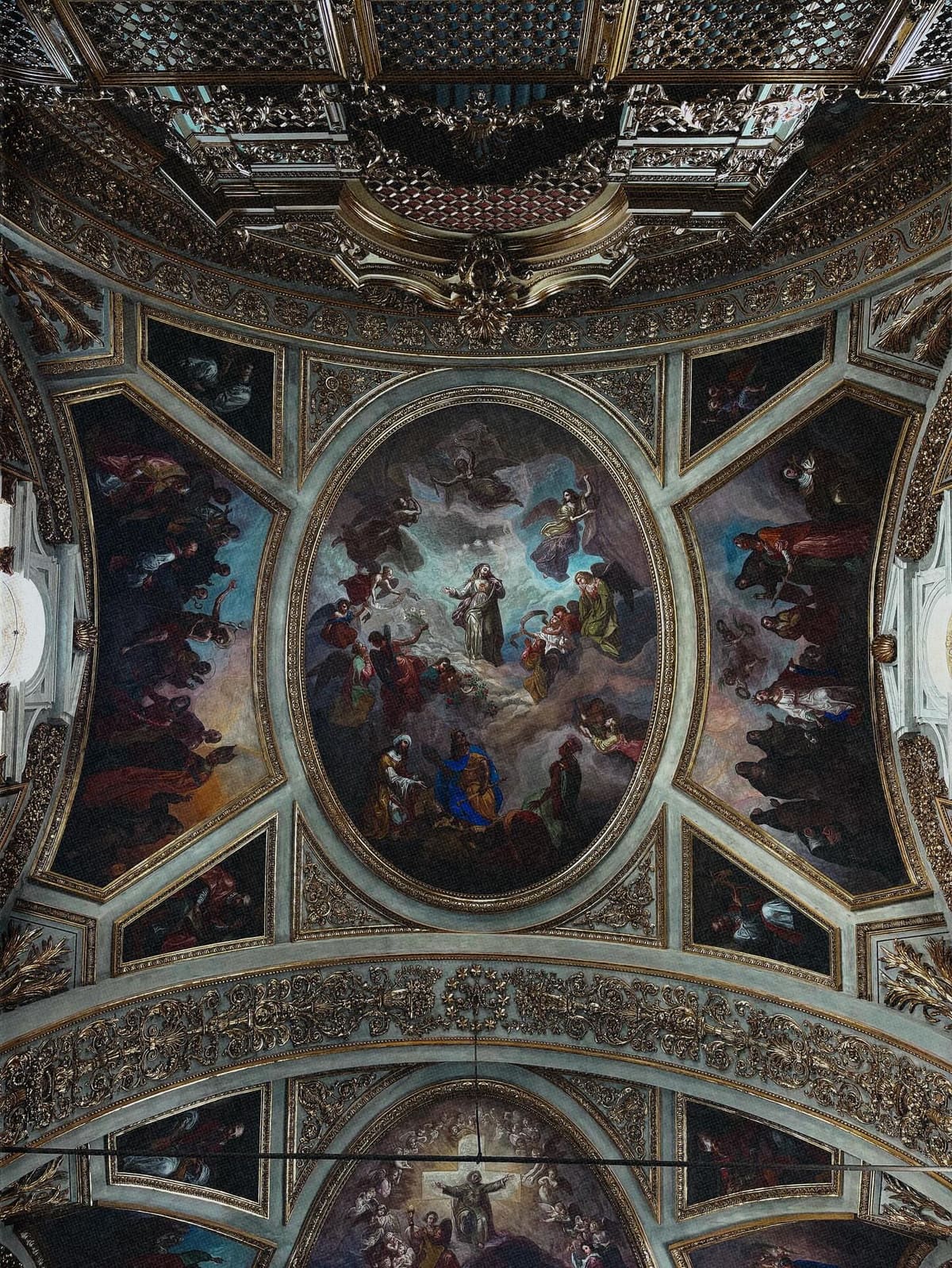 la volta affrescata e dorata della chiesa dei Santi Martiri