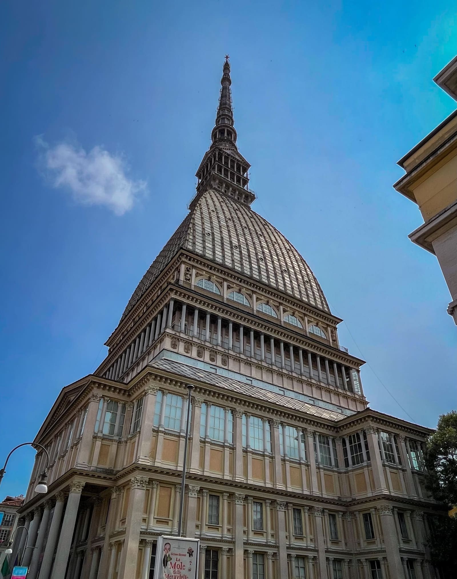 la Mole Antonelliana vista dal basso, con la guglia contro il cielo