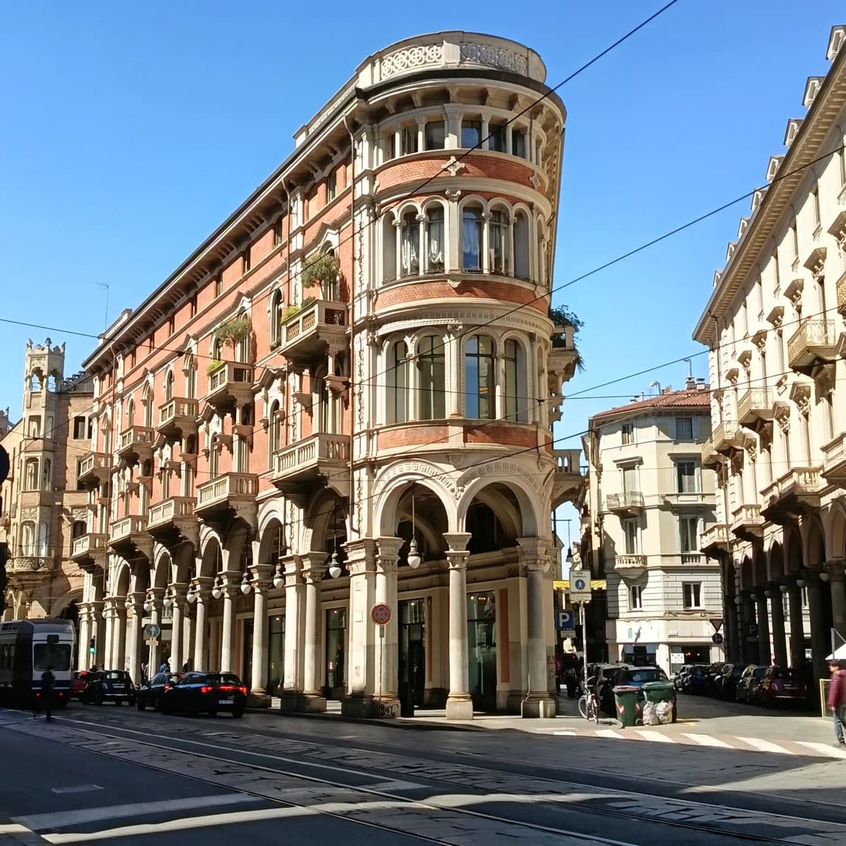 Palazzo Bellia, con le logge tonde sopra i portici all'angolo di via Pietro Micca