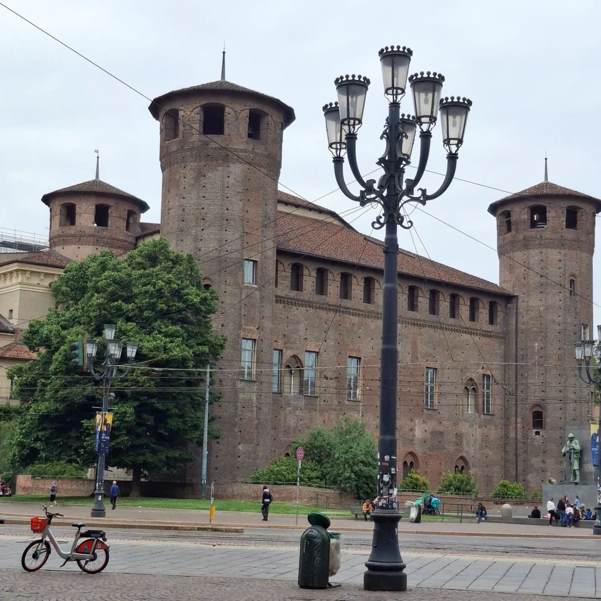 ancora Palazzo Madama, dietro uno dei lampioni di ghisa della piazza