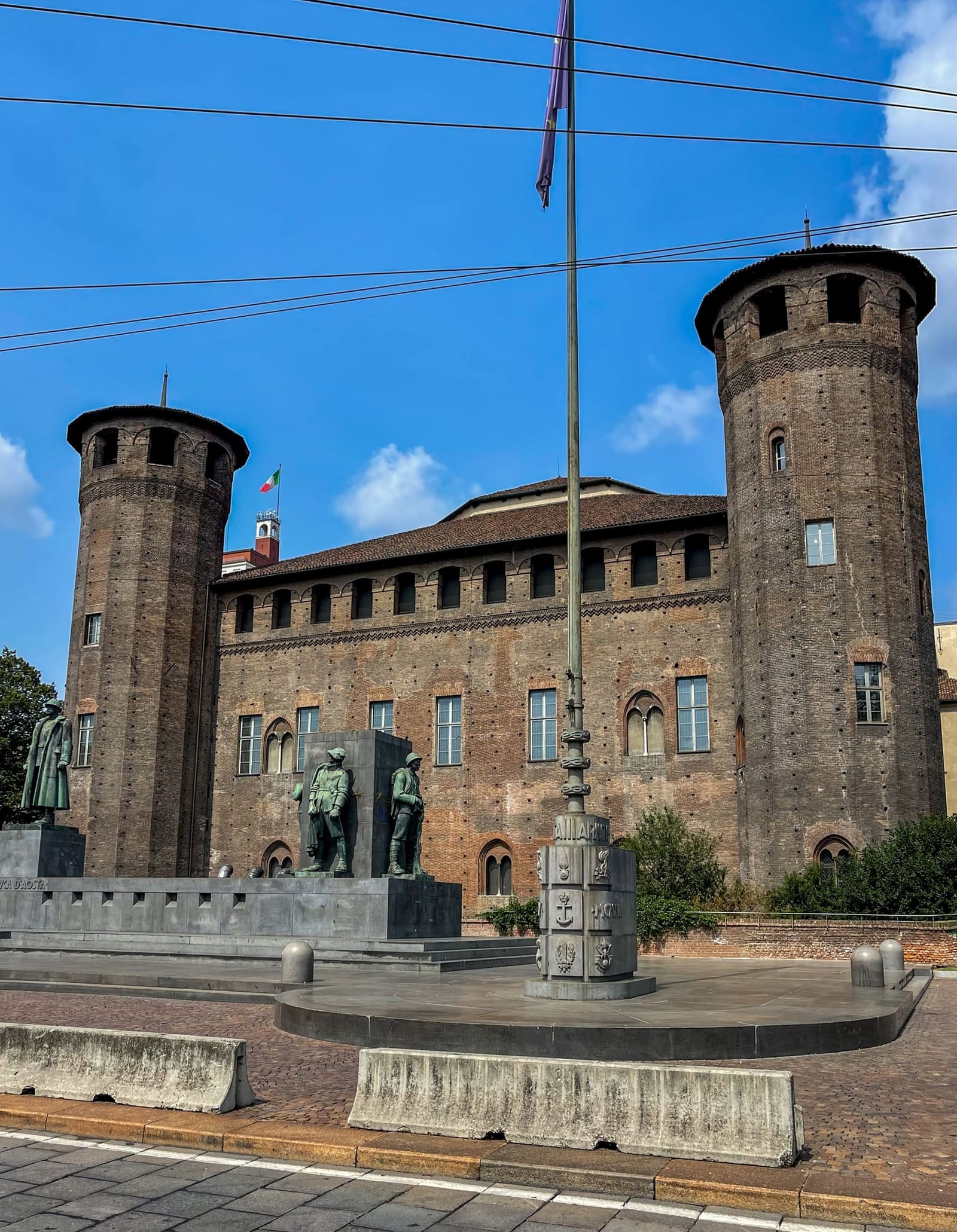 Palazzo Madama dal lato del castello medievale, con le torri in mattoni su piazza Castello