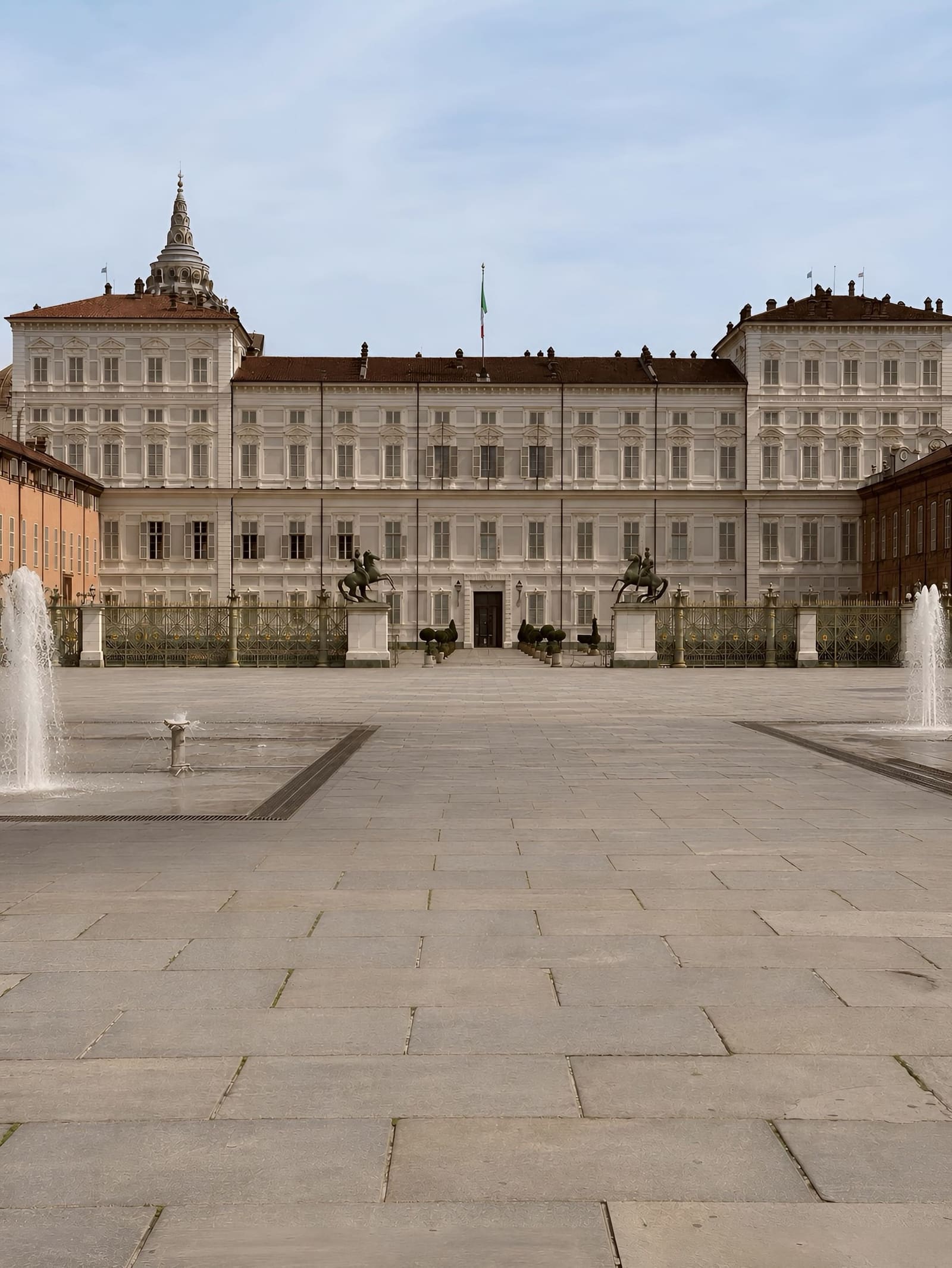 il Palazzo Reale in fondo a piazzetta Reale, con le fontane davanti alla cancellata