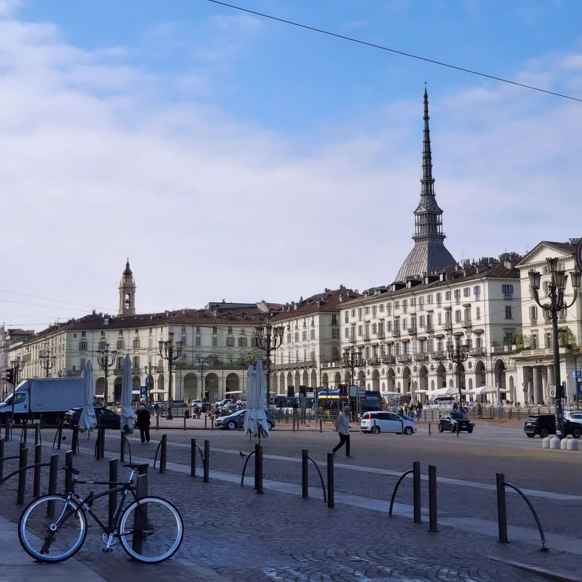 piazza Vittorio Veneto e i suoi portici, con la Mole che spunta sopra i tetti