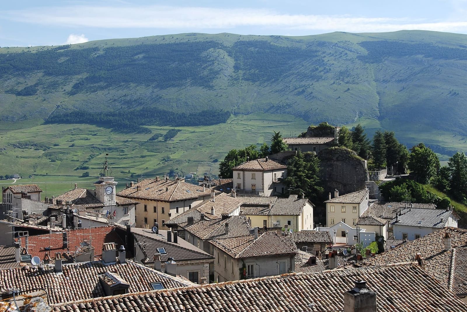 the roofs of Pescocostanzo seen from above, with the Majella pastures in the background