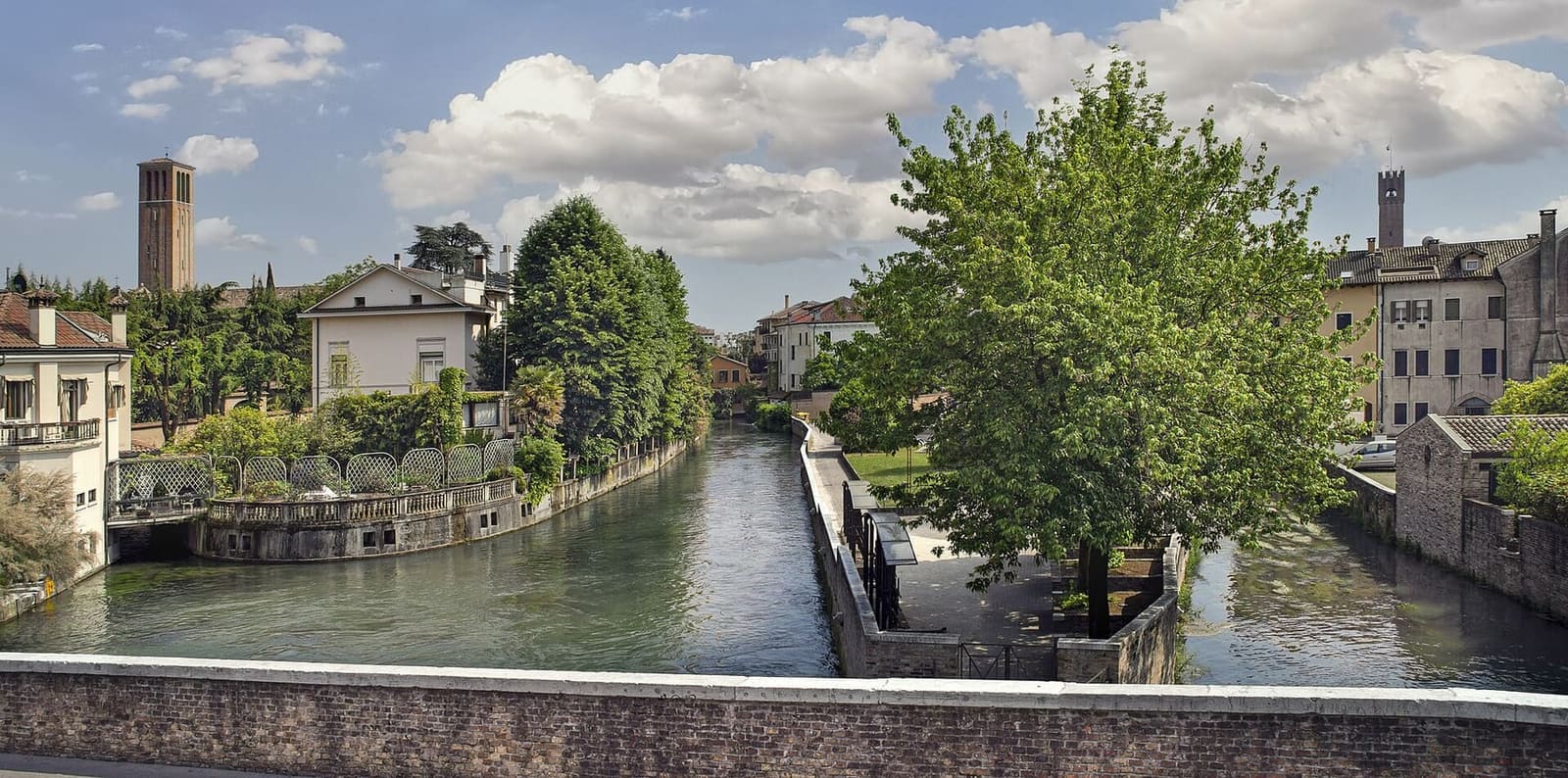 il Cagnan e i Buranelli che si separano in mezzo alle case, visti da un ponte del centro