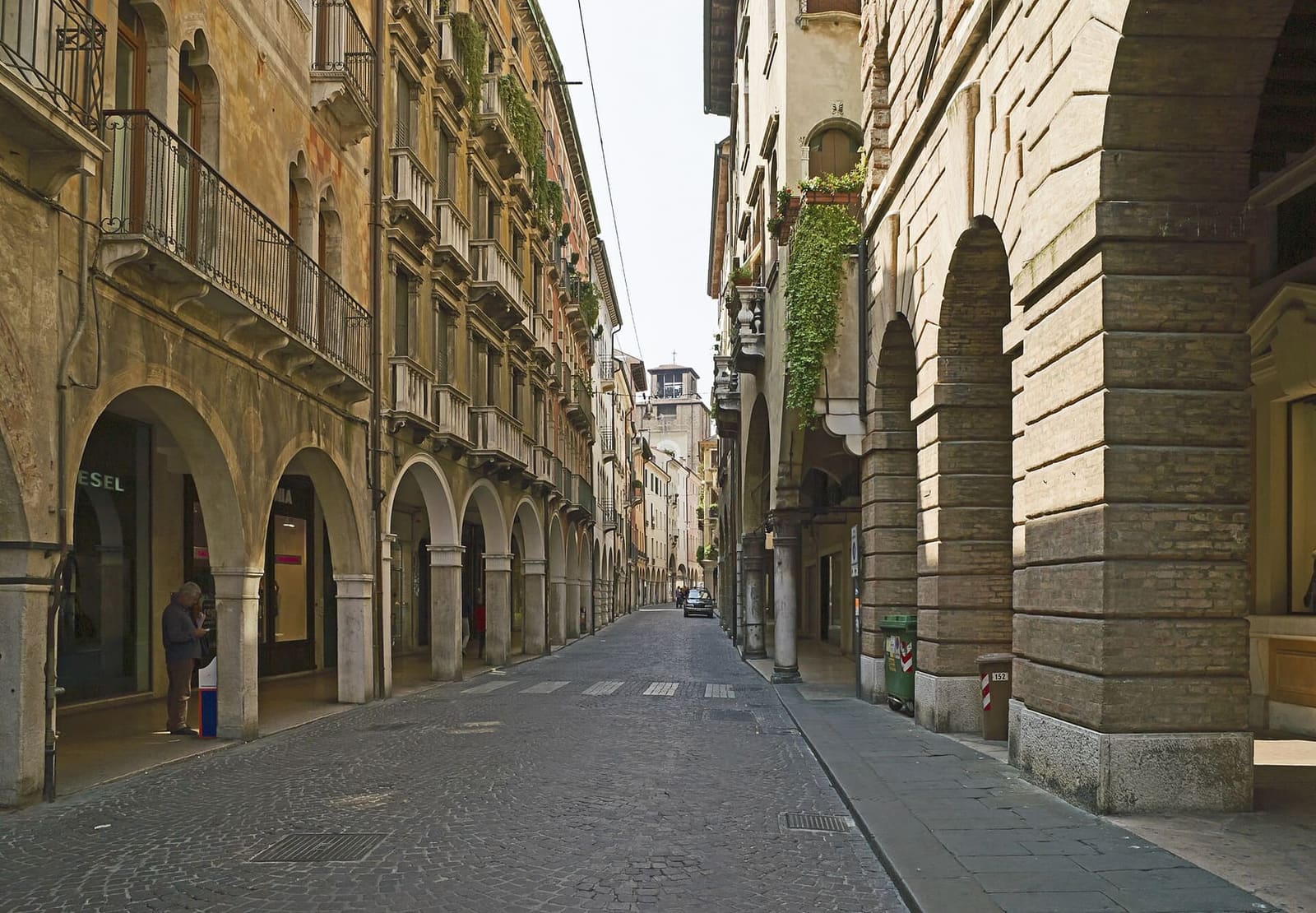 il Calmaggiore con i portici, la strada che porta da piazza dei Signori al Duomo