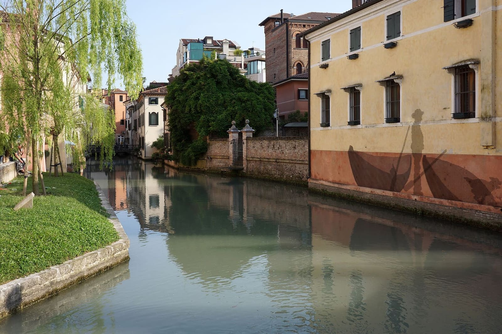 il canale dei Buranelli con i salici sull'acqua, in un pomeriggio di maggio