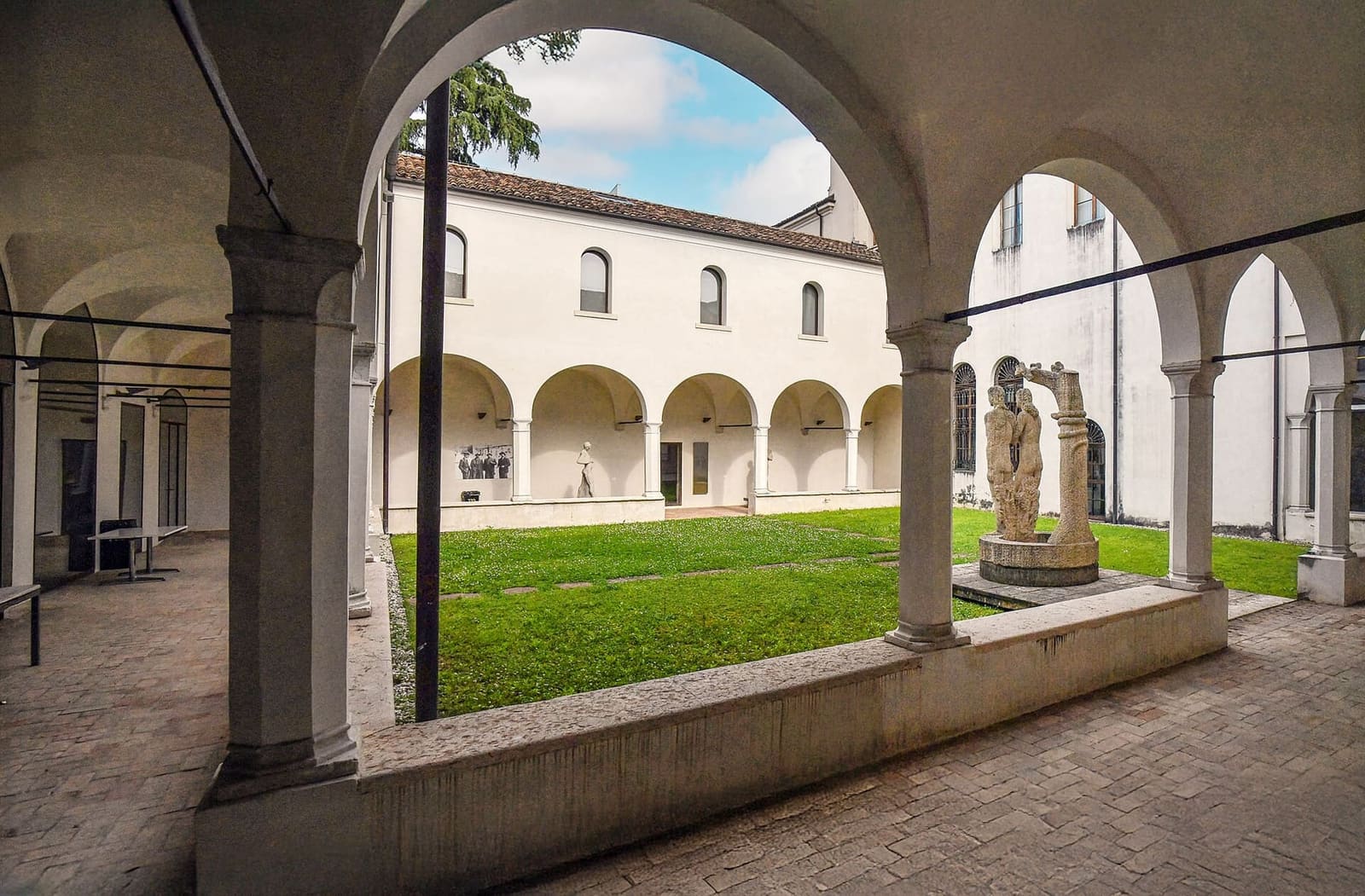 il chiostro sud del Museo Bailo, con le statue fra le arcate, in una giornata di maggio