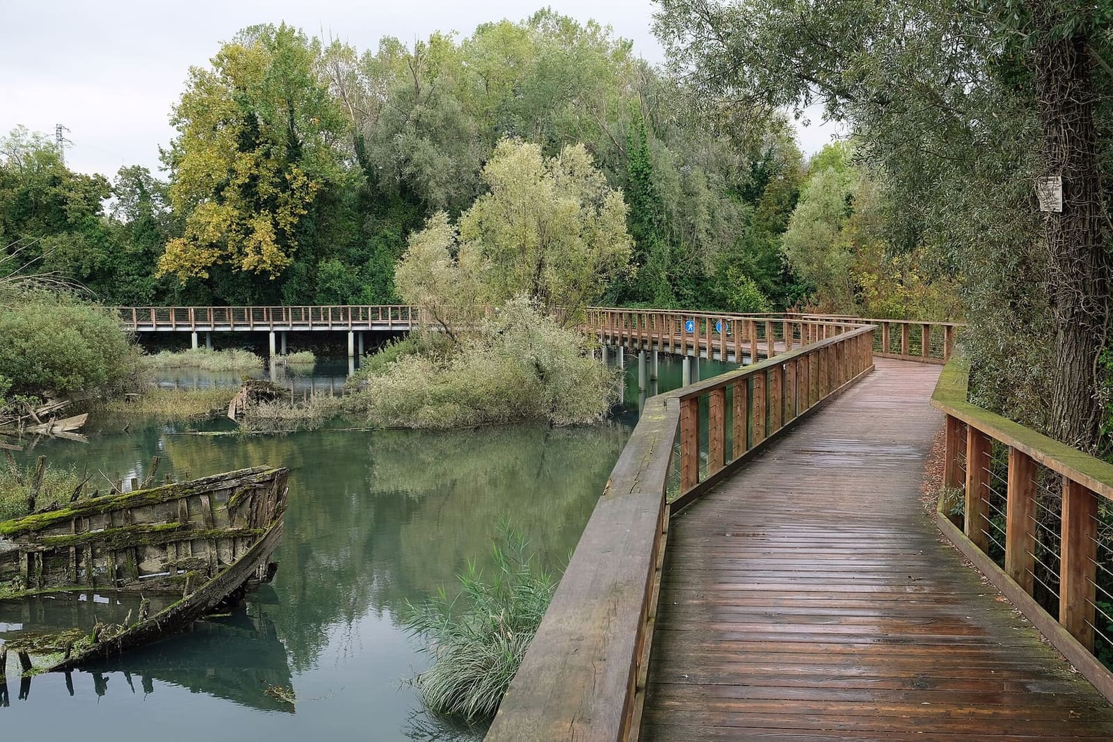la passerella sul Sile a Casier, con un burcio affondato nel cimitero dei barconi