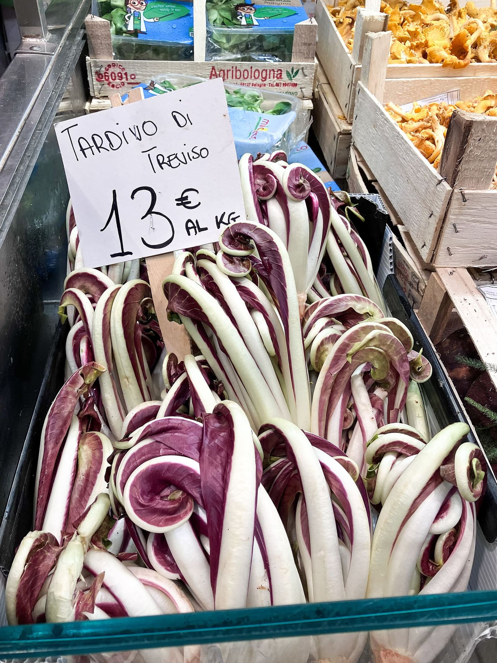 il radicchio rosso di Treviso tardivo su un banco del mercato, con le foglie arricciate