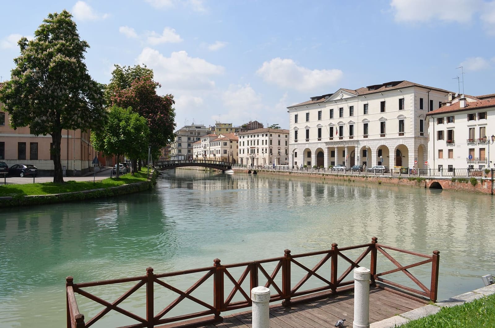il Sile in città, largo e verde, sotto un cielo di maggio