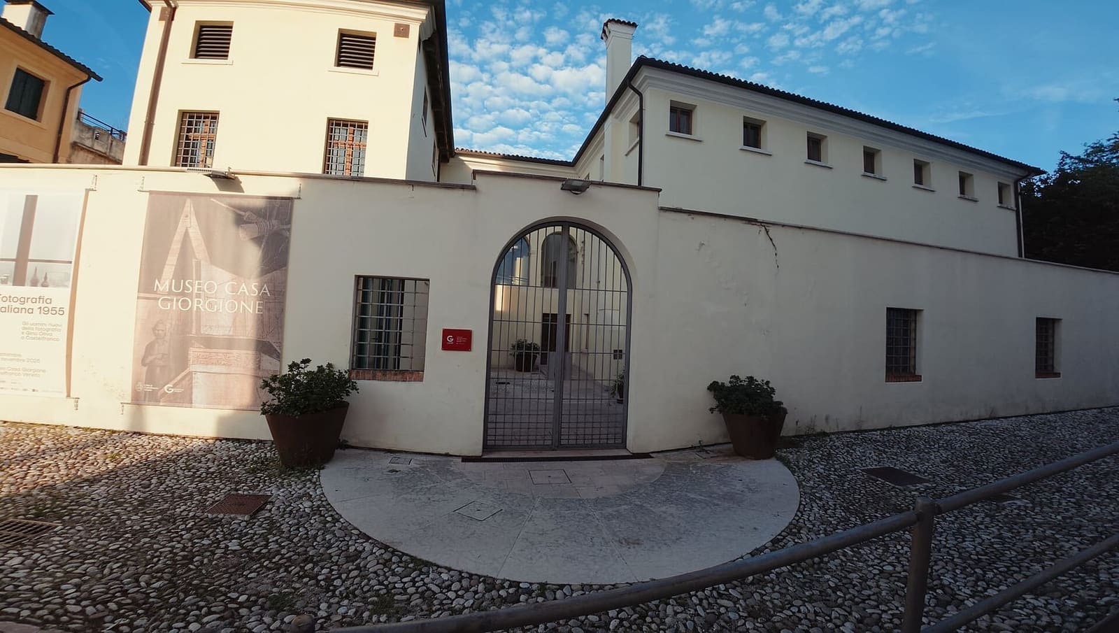 la Casa di Giorgione a Castelfranco, oggi museo, con il fregio delle arti dipinto dentro