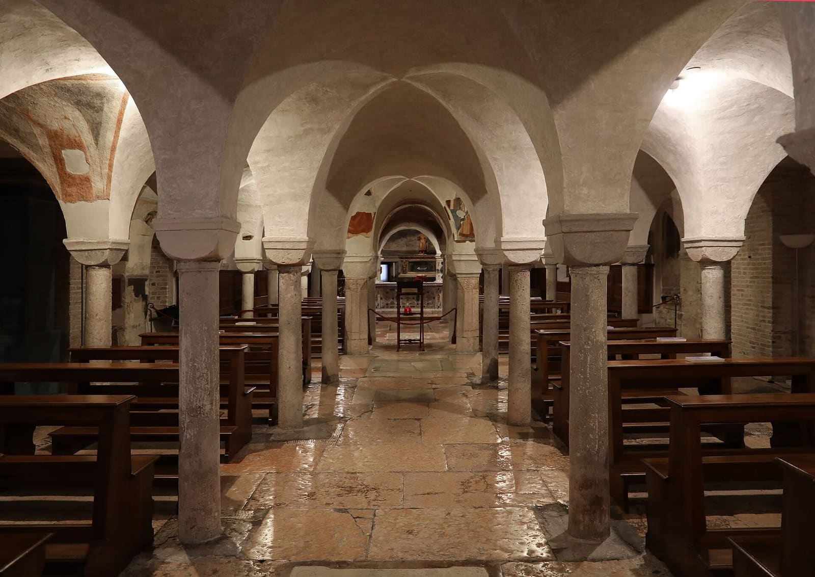la cripta romanica del Duomo, una selva di colonne sotto il presbiterio