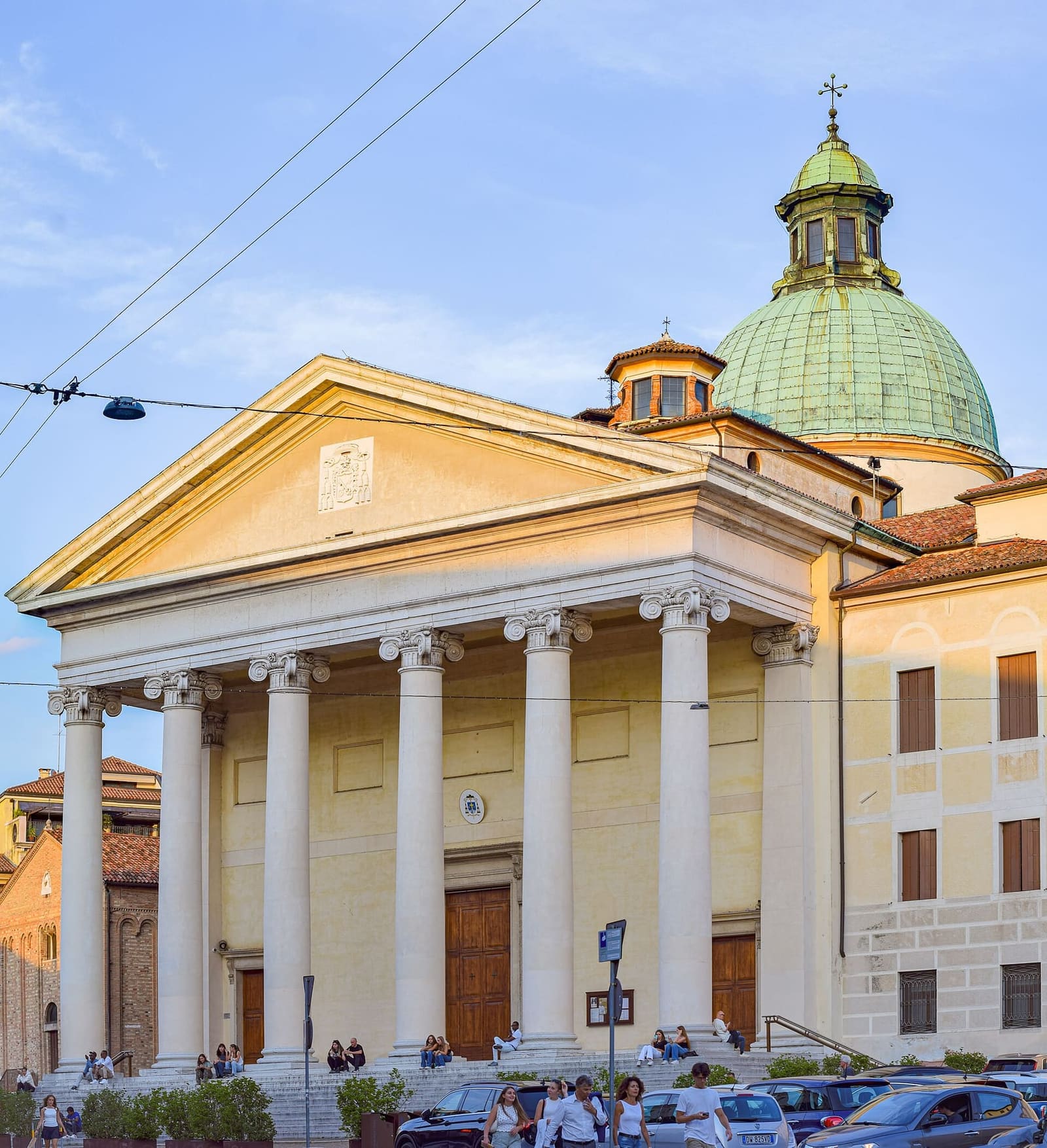 la facciata neoclassica del Duomo con le colonne ioniche e la cupola verde, in una sera di settembre