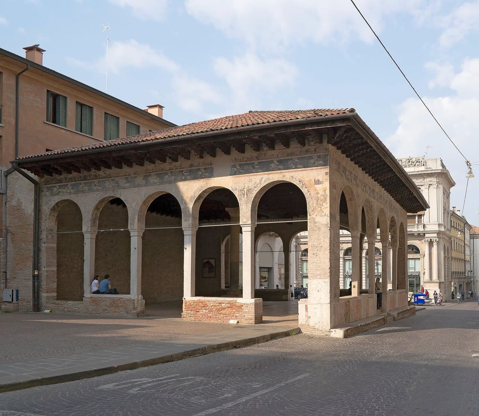 la Loggia dei Cavalieri, con i resti degli affreschi sotto il tetto