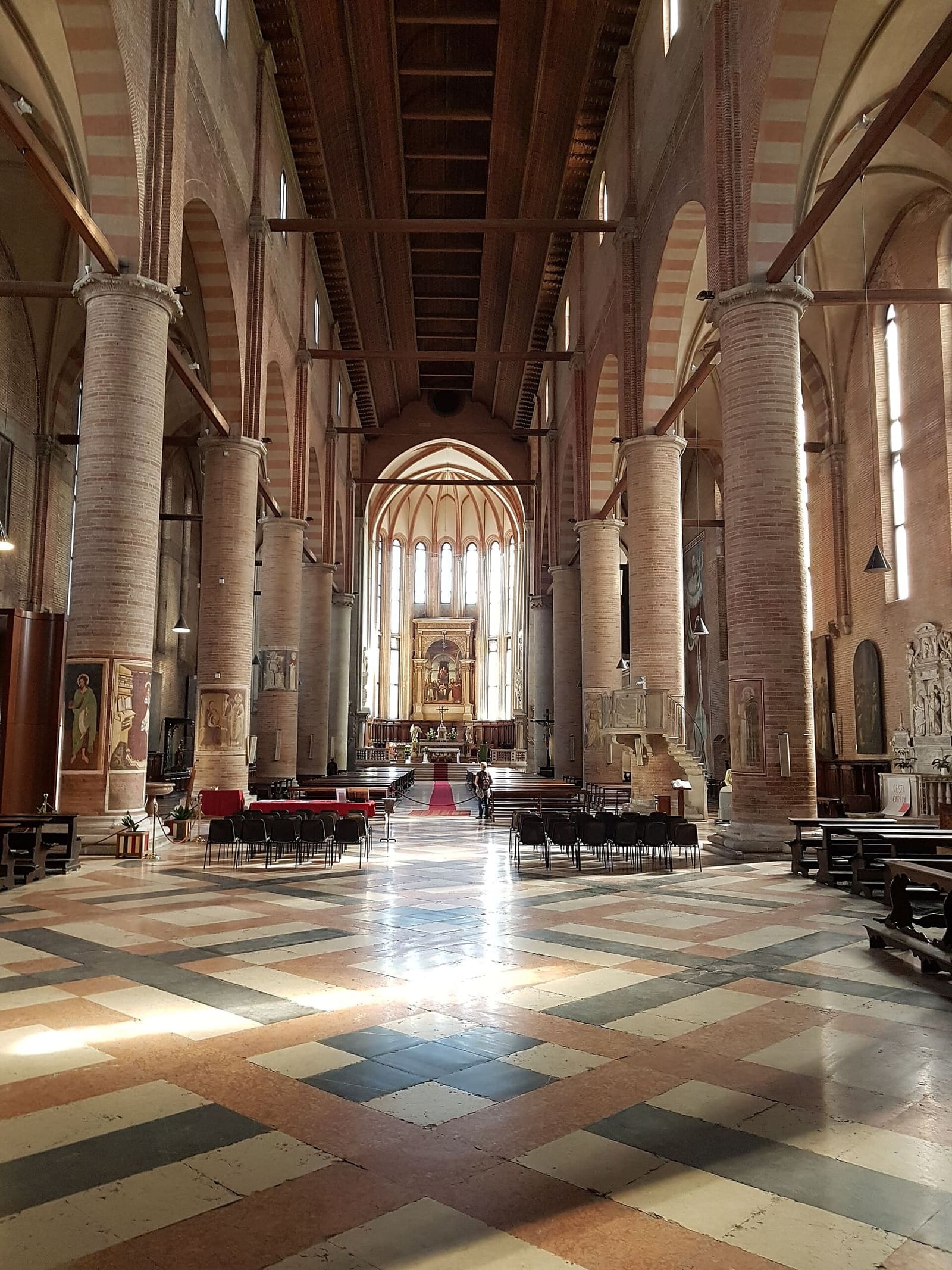 la navata di San Nicolò con le colonne affrescate e il soffitto di legno a carena di nave
