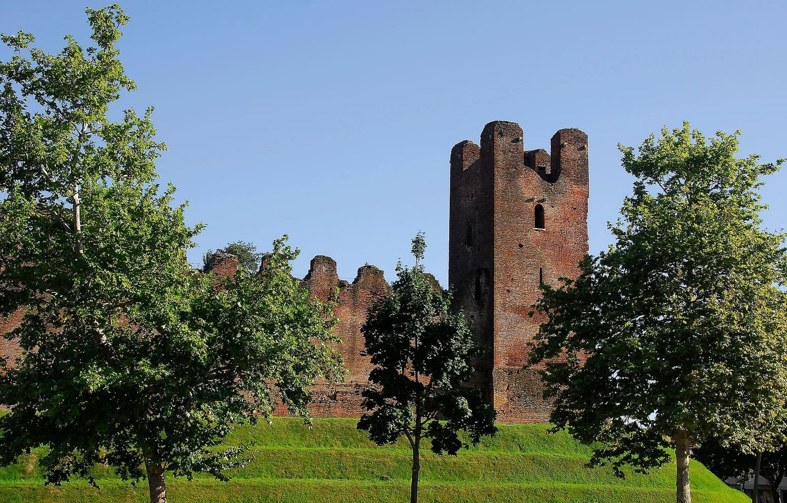 la torre d'angolo e le mura merlate di Castelfranco Veneto, in un pomeriggio d'agosto