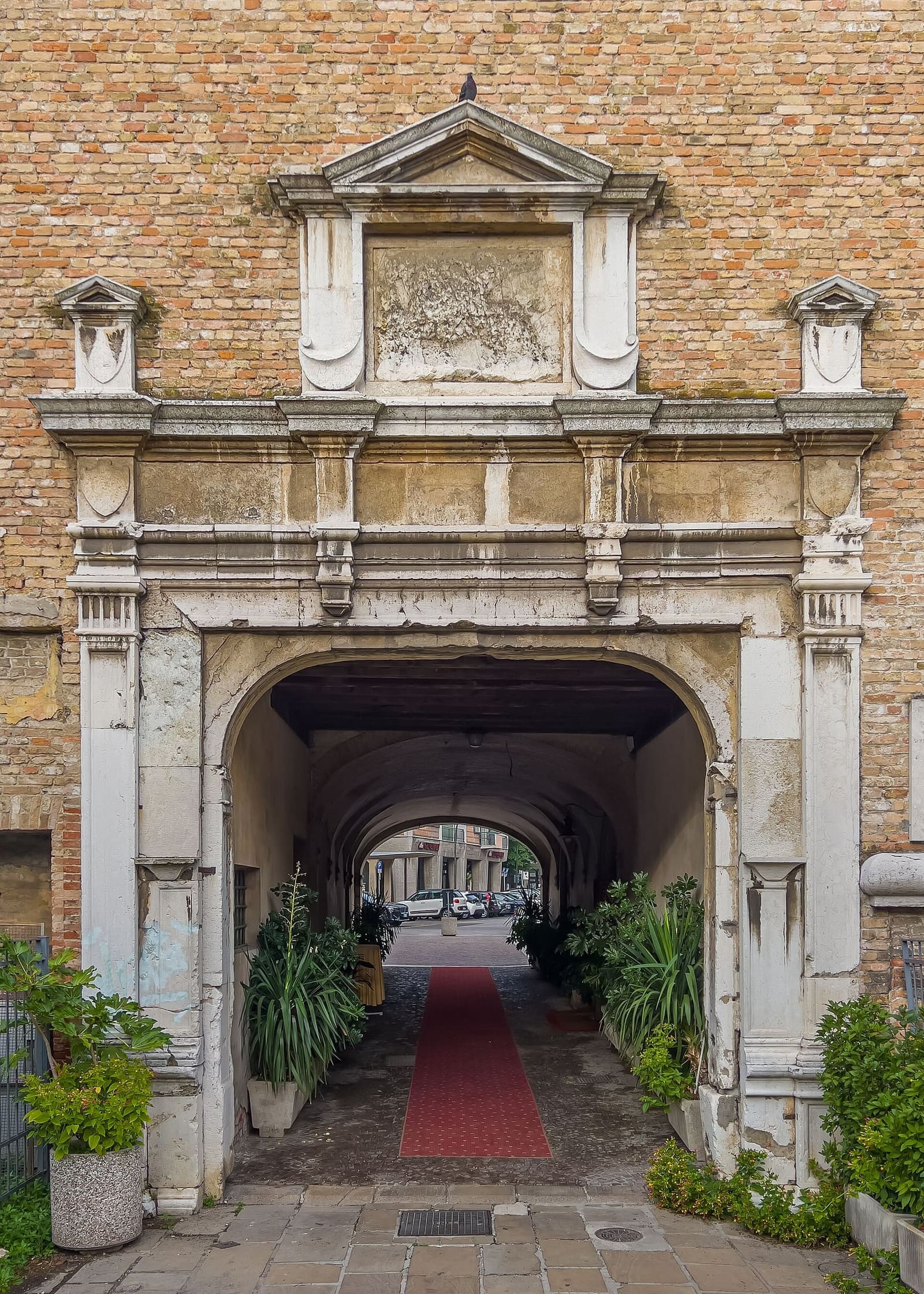 il portale rinascimentale di Porta Altinia, con il passaggio coperto verso il centro