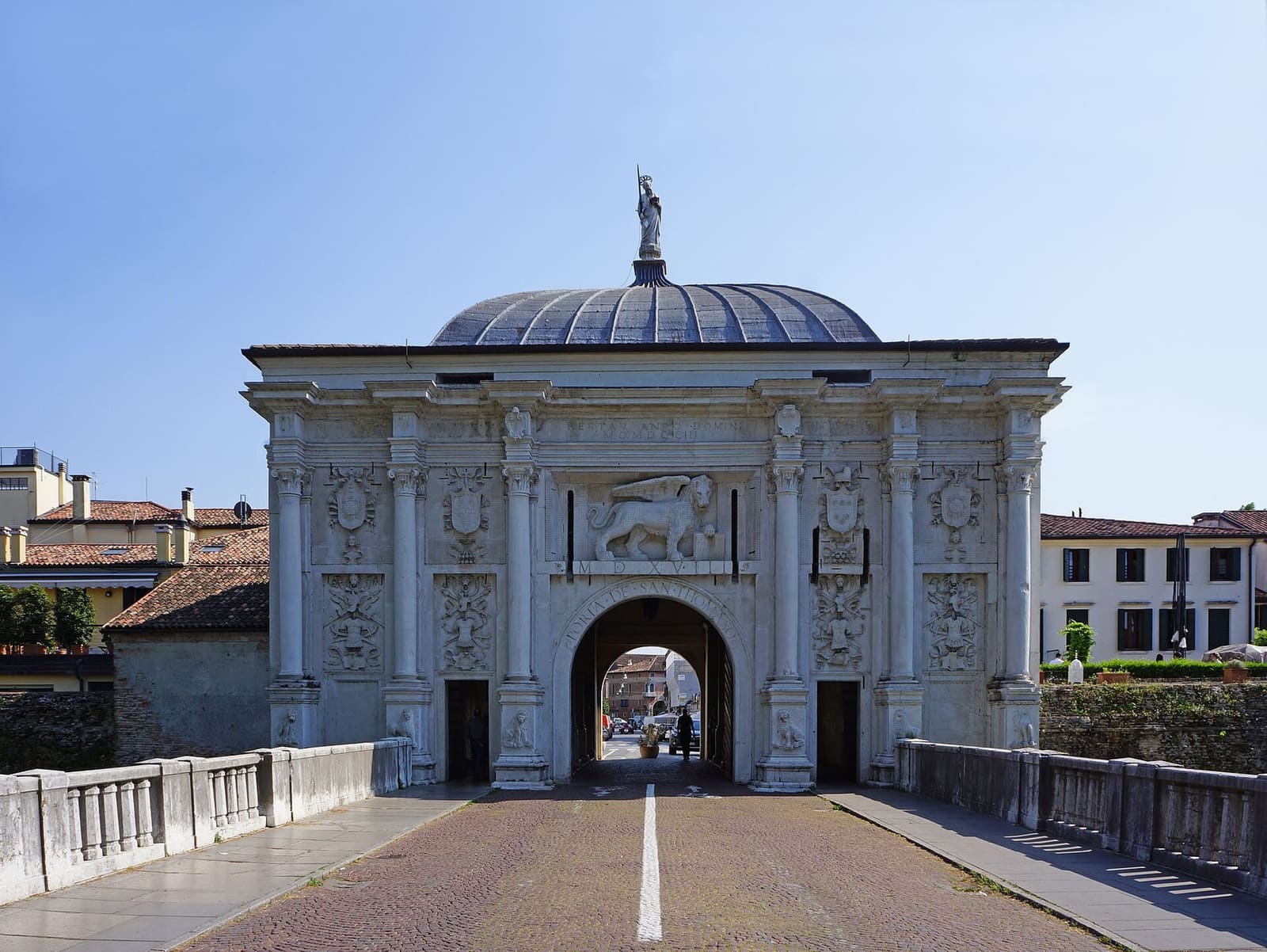 Porta San Tomaso del 1518 con il leone di San Marco, dal ponte sul fossato