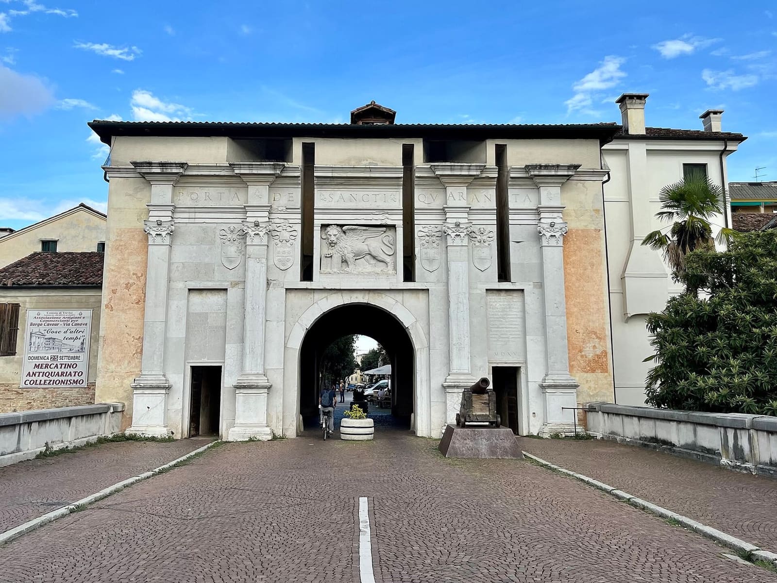 Porta Santi Quaranta con il leone di San Marco e il cannone, dal ponte sul fossato