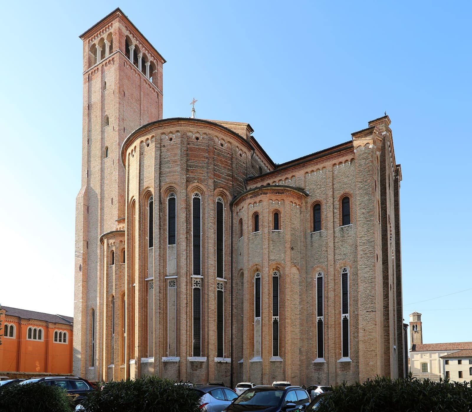 le absidi e il campanile di San Nicolò, la grande chiesa gotica dei Domenicani