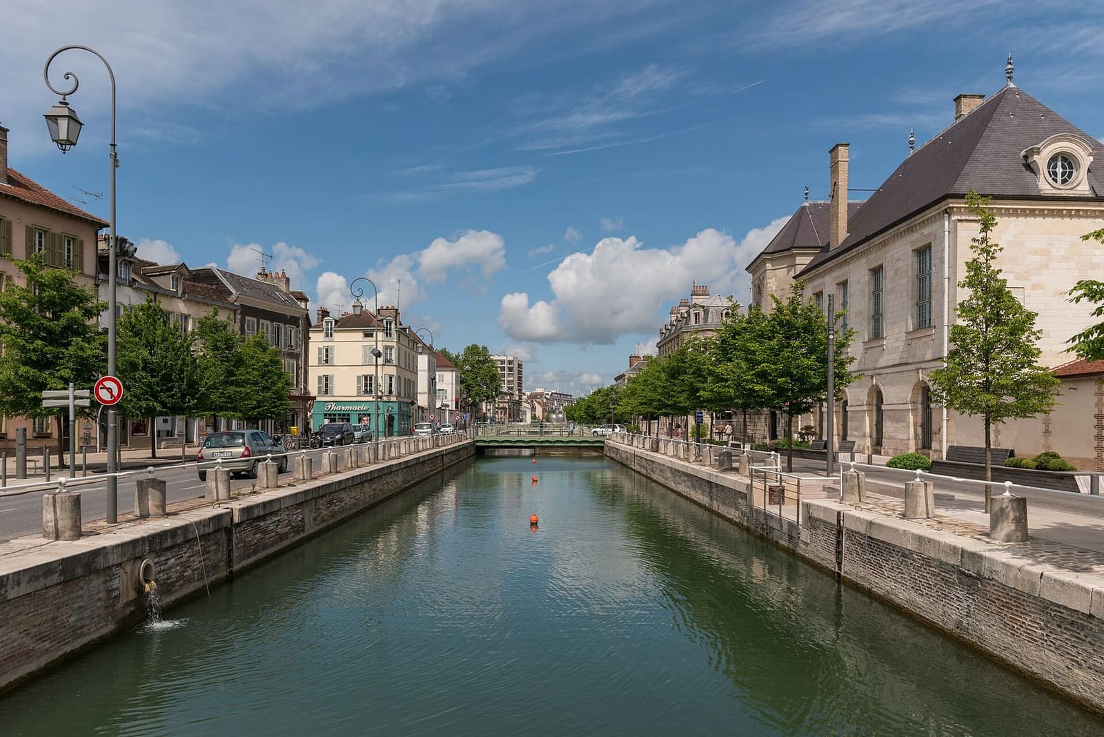 il canale della Haute-Seine in centro a Troyes, fra i quai alberati e i palazzi