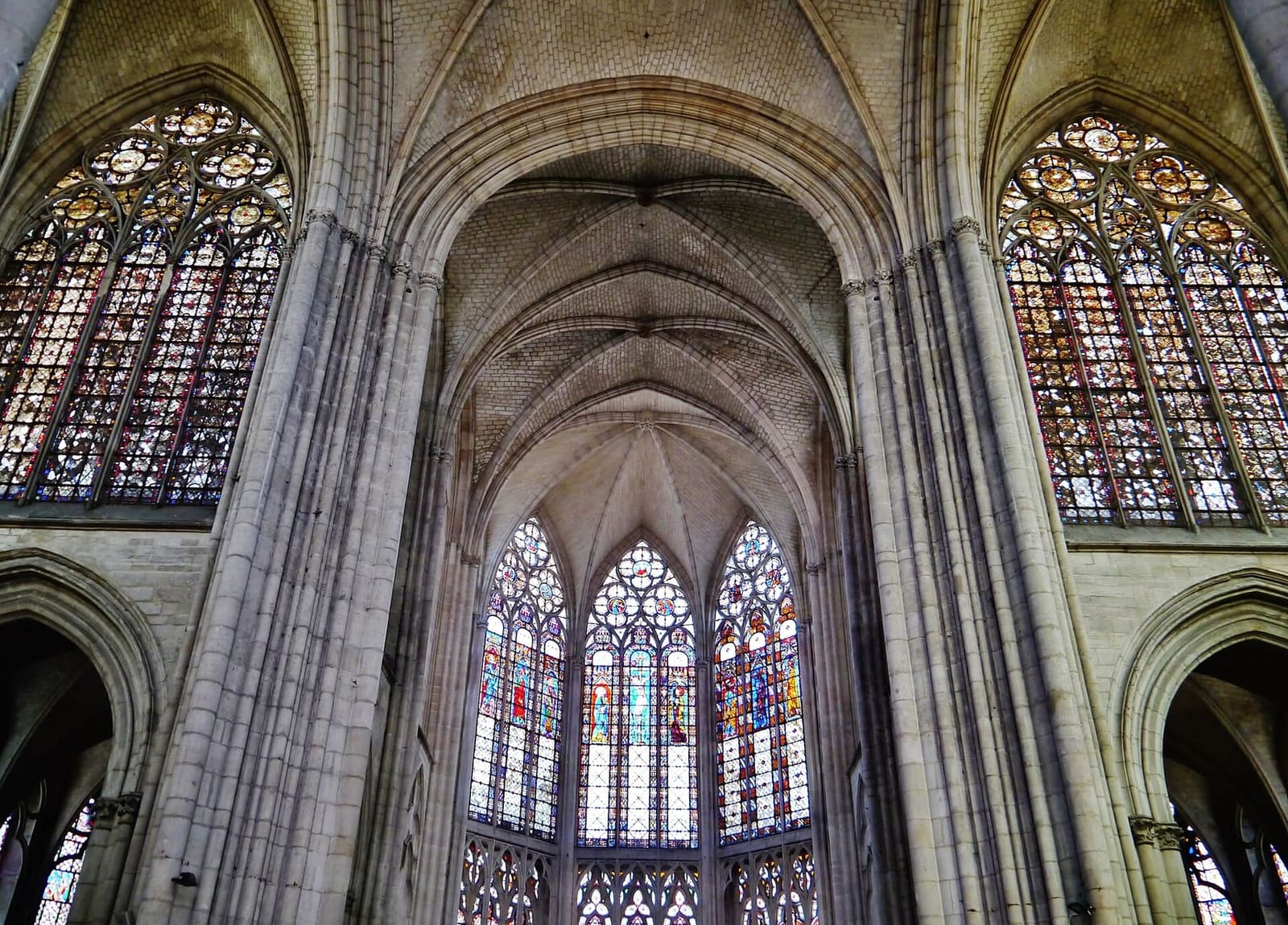 il coro della basilica di Saint-Urbain, quasi tutto di vetro, con le vetrate originali del Duecento
