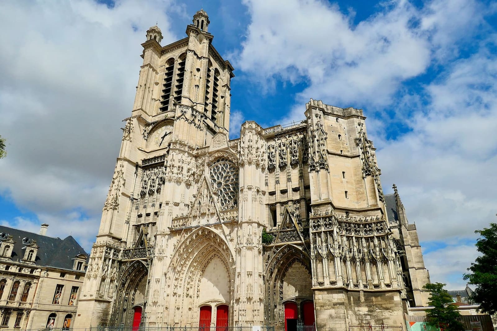la facciata della cattedrale dei Santi Pietro e Paolo con la torre di San Pietro, l'unica costruita