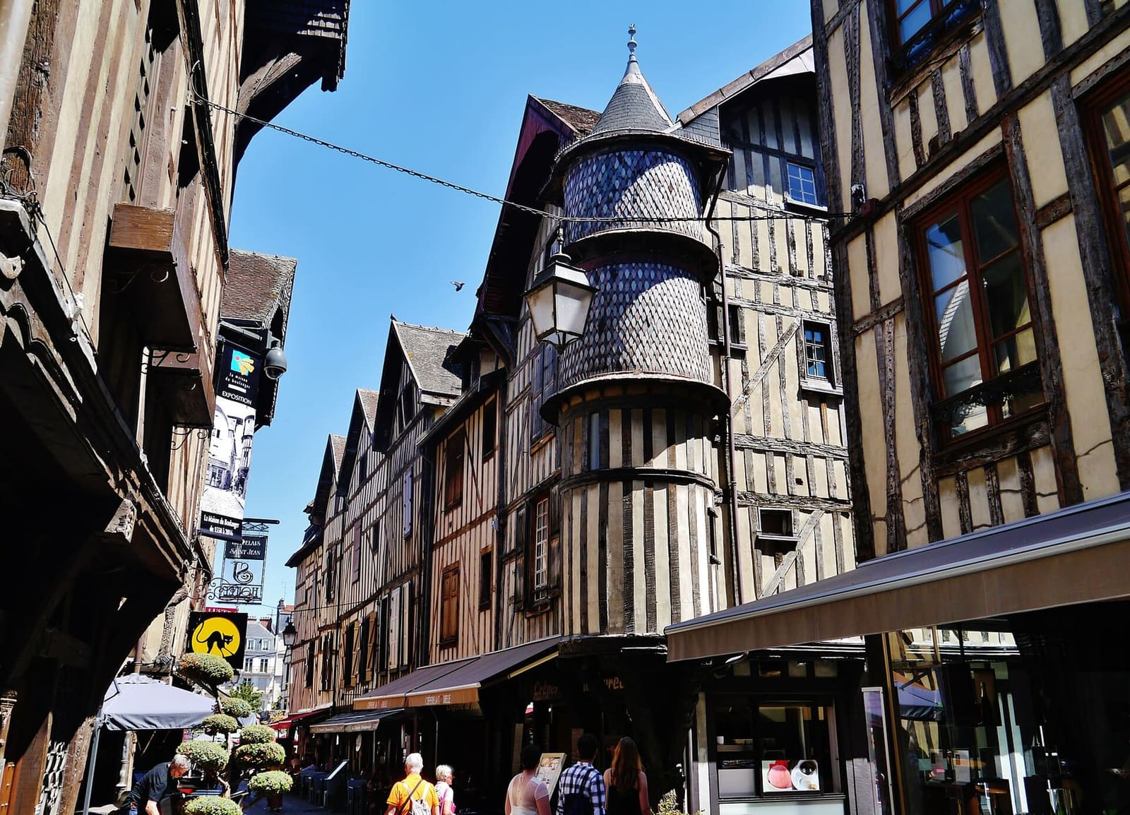 la maison de l'Orfèvre con la sua torretta a scaglie, fra le case a graticcio di rue Champeaux
