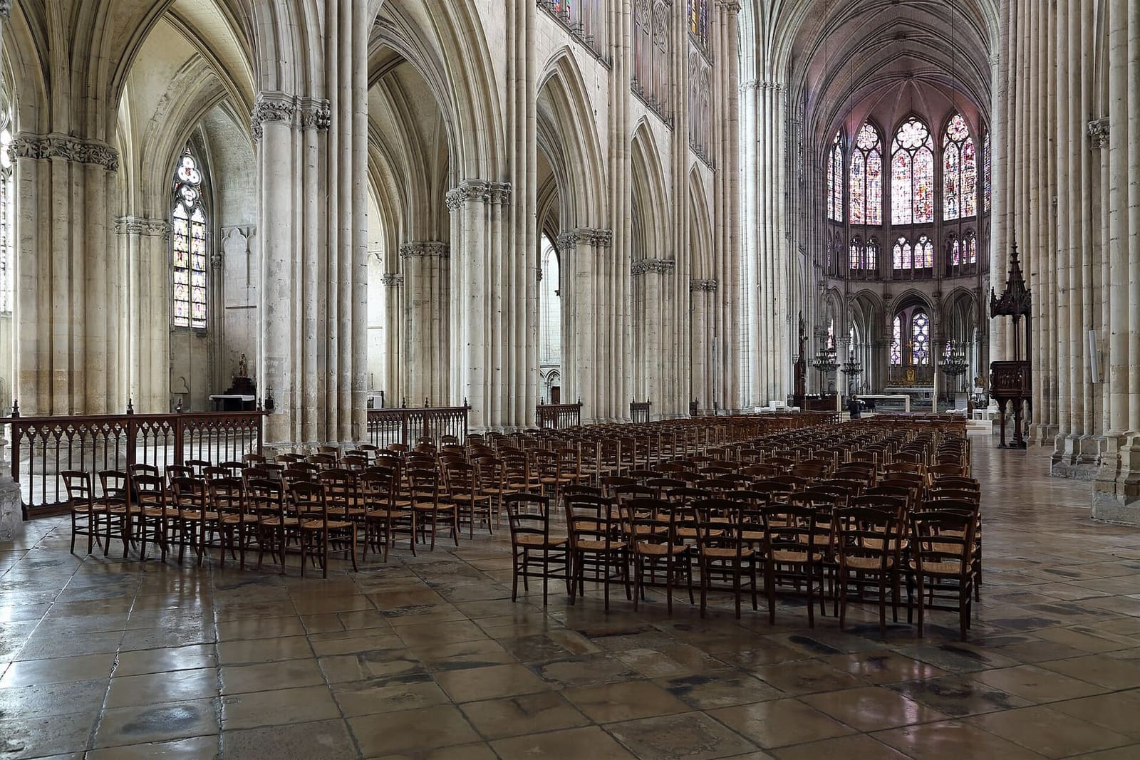 la navata della cattedrale verso il coro, con le vetrate in fondo e sulle pareti alte