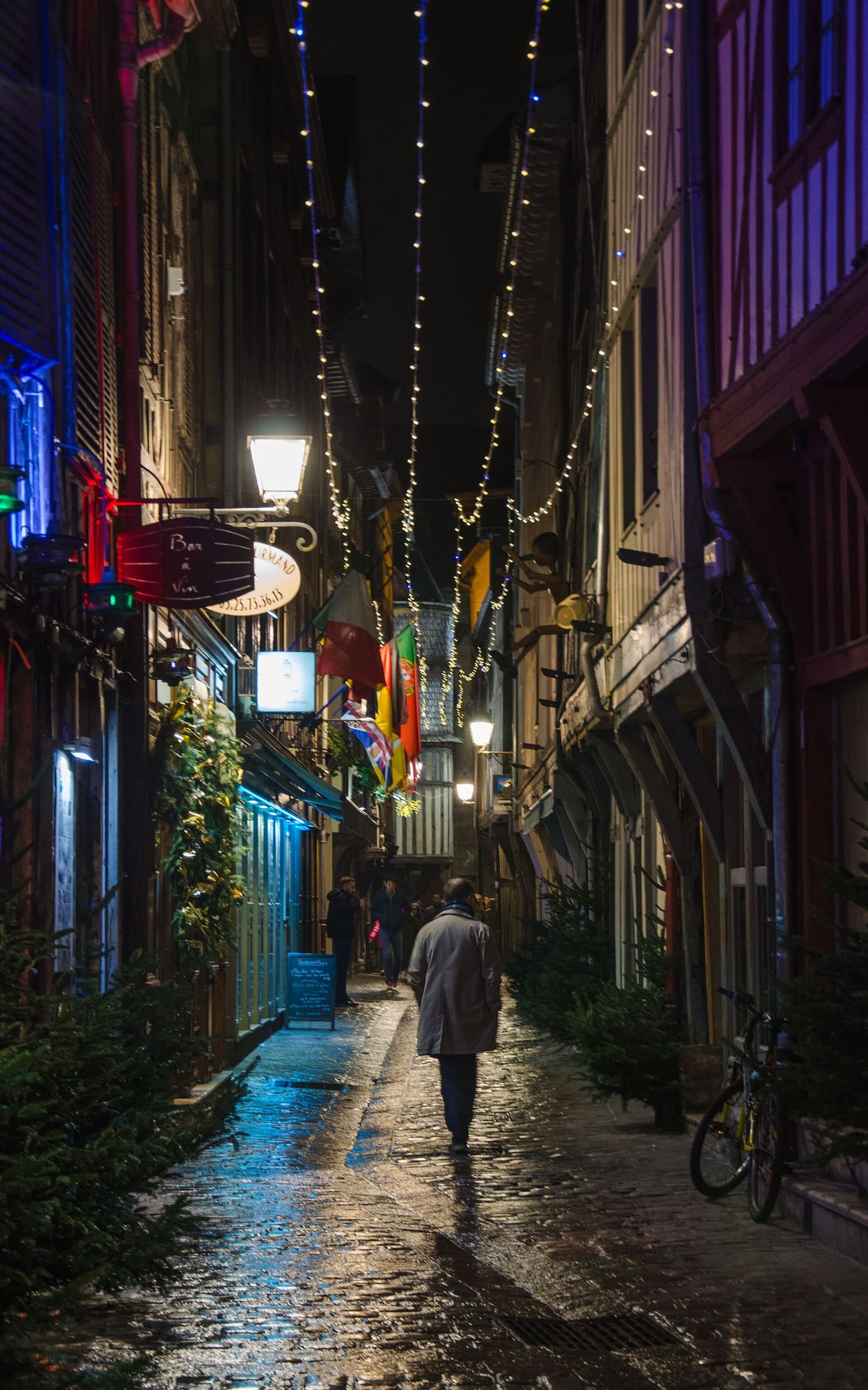 la rue Paillot-de-Montabert la sera del 23 dicembre, con le luci appese fra le case a graticcio